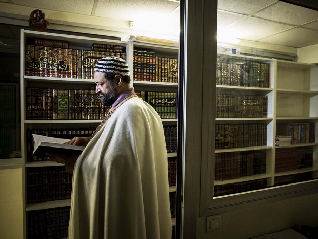 Dahou Meskine - Secretaire général du Conseil des imams de France - Imam conseil officiant notamment pour la cellule de déradicalisation du gouvernement - Directeur du collège -lycée privé musulman "Reussite", premier du genre en France - Photographié en salle de classe et dans son bureau - 20 Fevrier 2015 - Aubervilliers