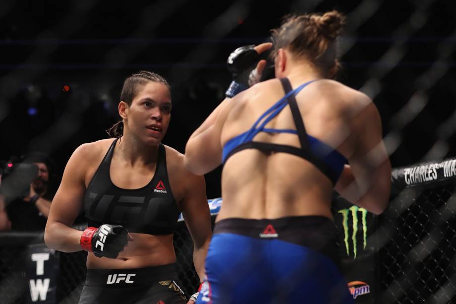 Lutadoras de MMA, Amanda Nunes e Ronda Rousey, se enfrentam no octógono em Las Vegas, Nevada - 30/12/2016