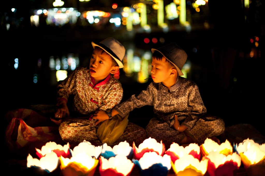 Garotos vietnamitas em Hoi An (Laurence Edmondson)