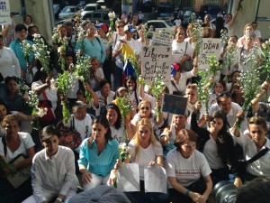 Lilian Tintori e apoiadores acampados em frente &agrave; embaixada