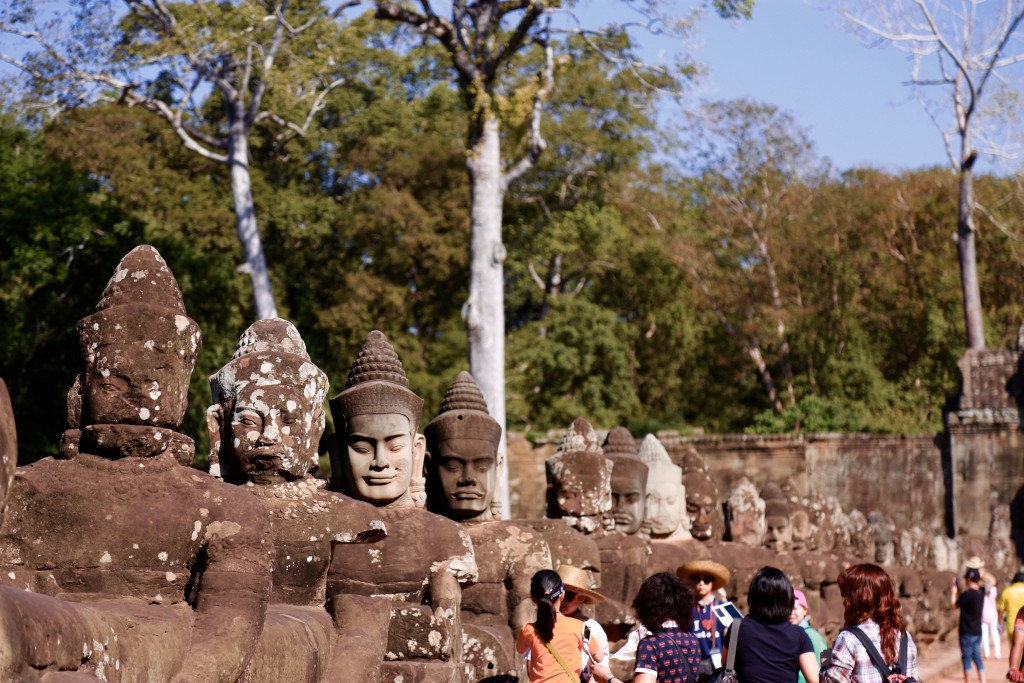 A ponte de esculturas no port&atilde;o Sul de Angkor Thom