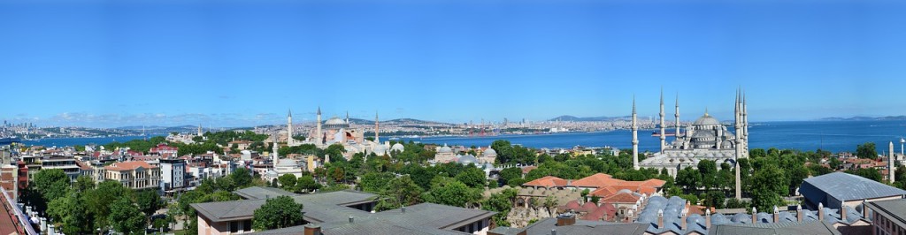 Vista geral de Istambul, com o Estreito de B&oacute;sforo ao fundo