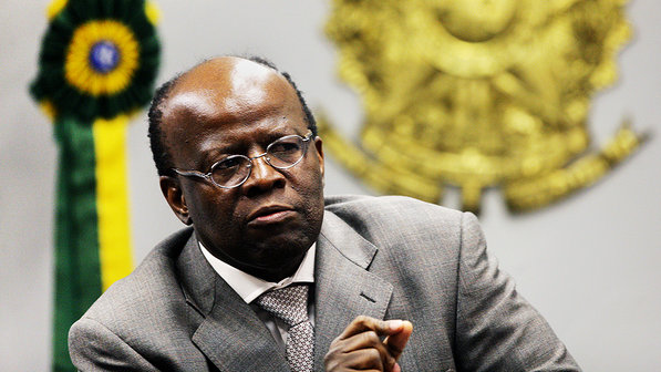 DESIGUALDADE DE CONDI&Ccedil;&Otilde;ES -- O ministro Joaquim Barbosa pretende criar mecanismos para impedir que filhos, c&ocirc;njuges e parentes de magistrados tenham privil&eacute;gios nas cortes de Justi&ccedil;a.
