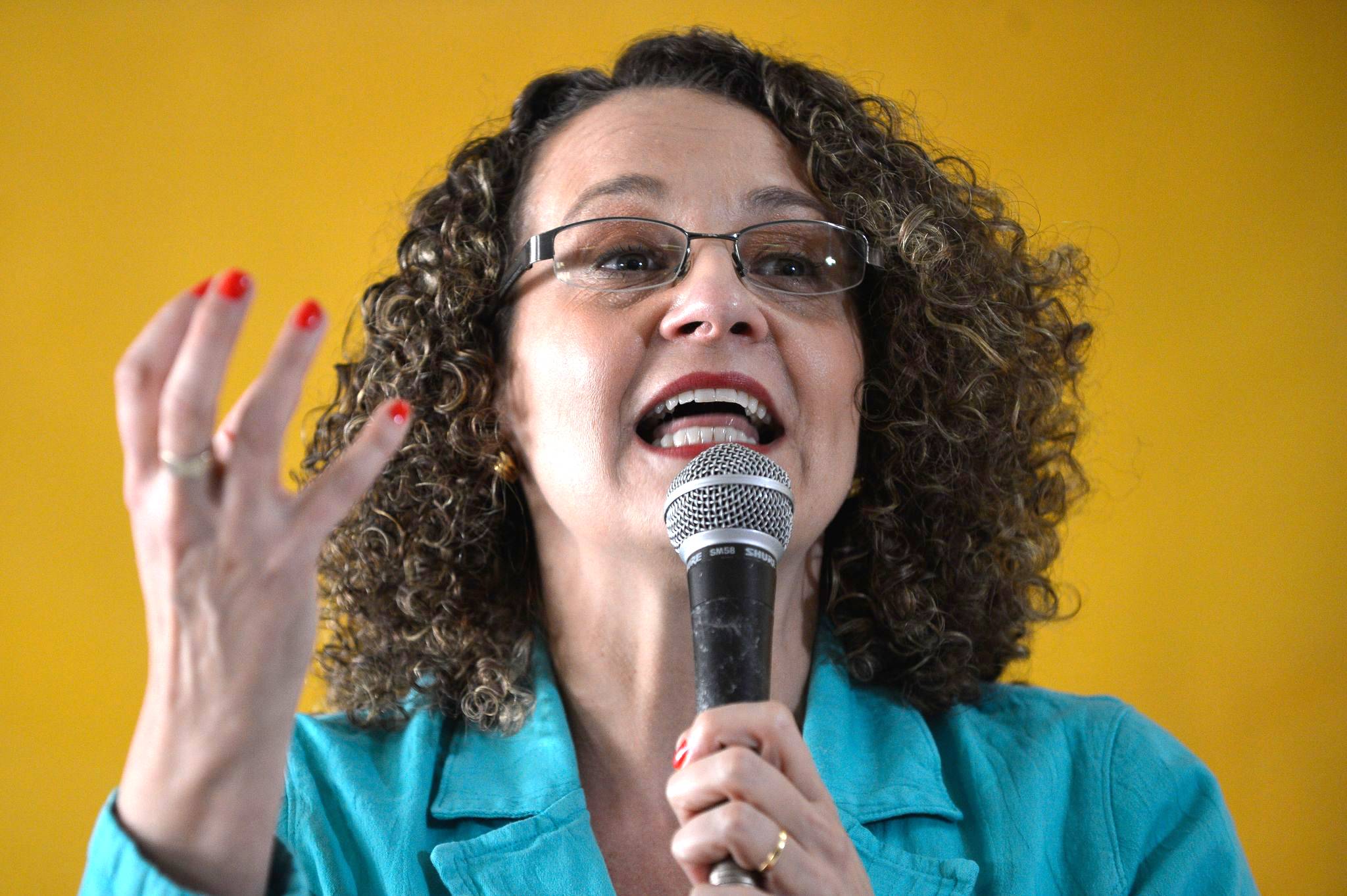 Luciana Genro, a leviana, aproveitou o assassinato de Eduardo e a morte de Thomaz para mobilizar a patrulha do luto