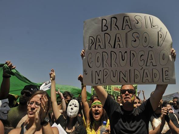 ‘Começa no Brasil o movimento dos indignados contra a corrupção’, um texto de Juan Arias