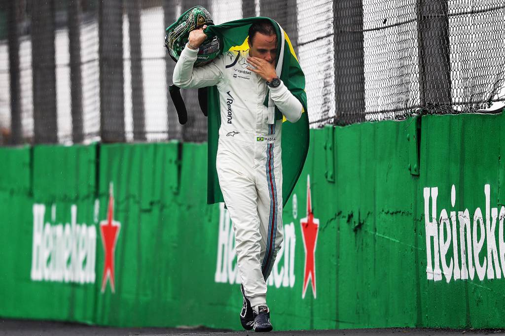 Felipe Massa carrega bandeira do Brasil, em sua despedida do Aut&oacute;dromo de Interlagos - 13/11/2016