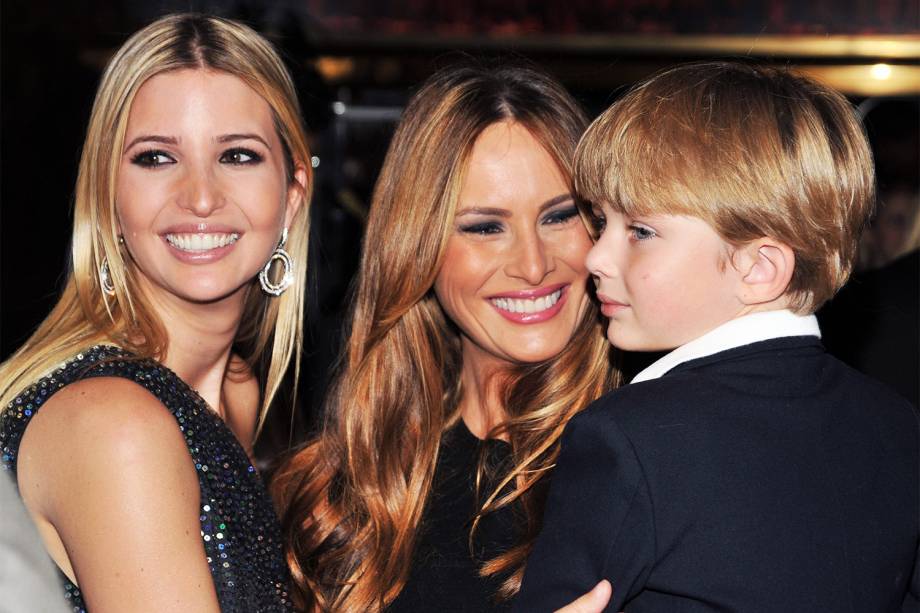 Ivanka Trump (esq), Melania Trump (centro) e Barron Trump (dir), participam de evento na Trump Tower, na cidade de Nova York - 14/10/2009