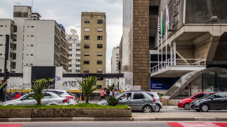 Na Avenida Paulista, entre a Alameda Casa Branca e a Rua Pamplona, é possível perceber que, num trecho do quarteirão nenhuma construção foi erguida. Esse é um dos indícios que sob este "corredor de horizonte" passa um rio