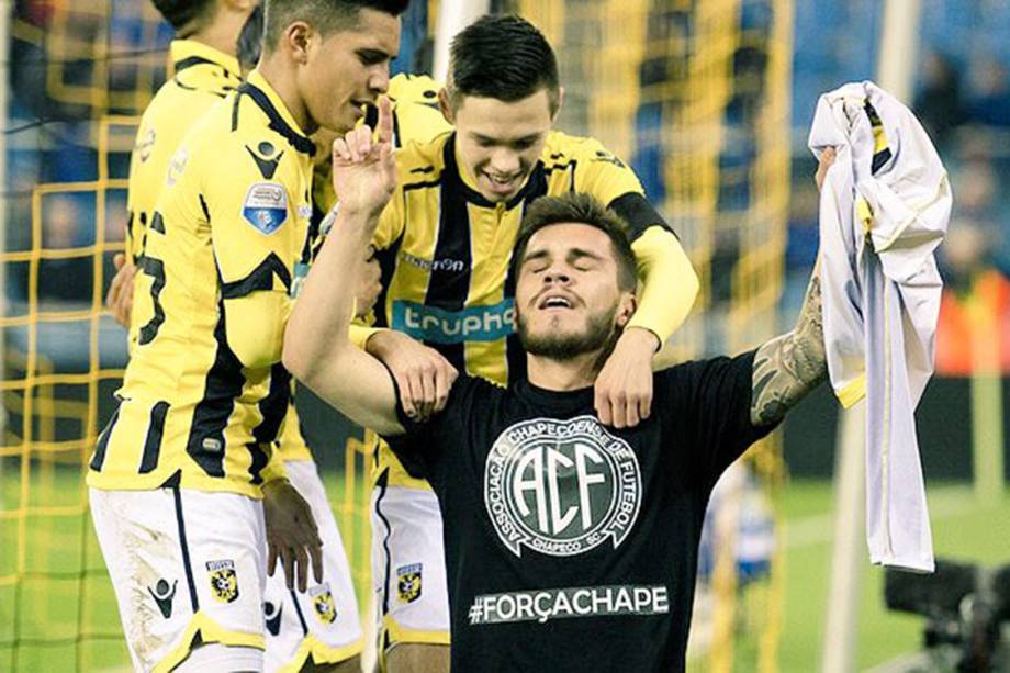 O jogador Nathan, do Vitesse, comemora gol e homenageia a Chapecoense. Juíz não penaliza.