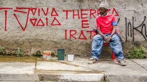 Onofre Sabino usa a &aacute;gua do Saracura para lavar carros na Rua Rocha