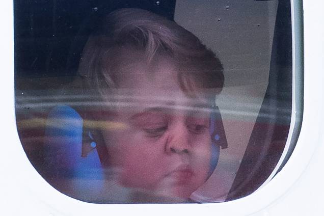Príncipe George olha da janela do avião antes de partir da cidade de Victoria, durante visita da família real britânica ao Canadá, em 2016 Príncipe George olha da janela do avião antes de partir da cidade de Victoria, durante visita da família real britânica ao Canadá, em 2016