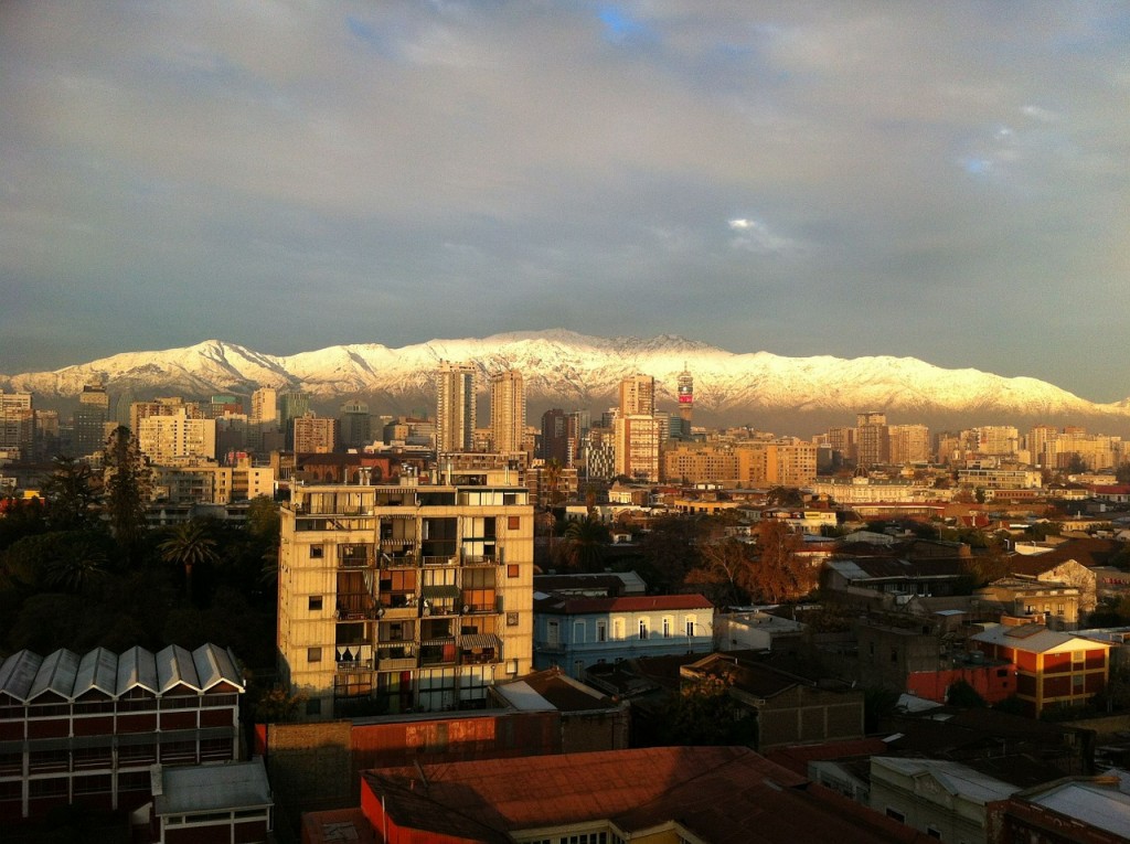 Vis&atilde;o da Santiago com os Andes ao fundo