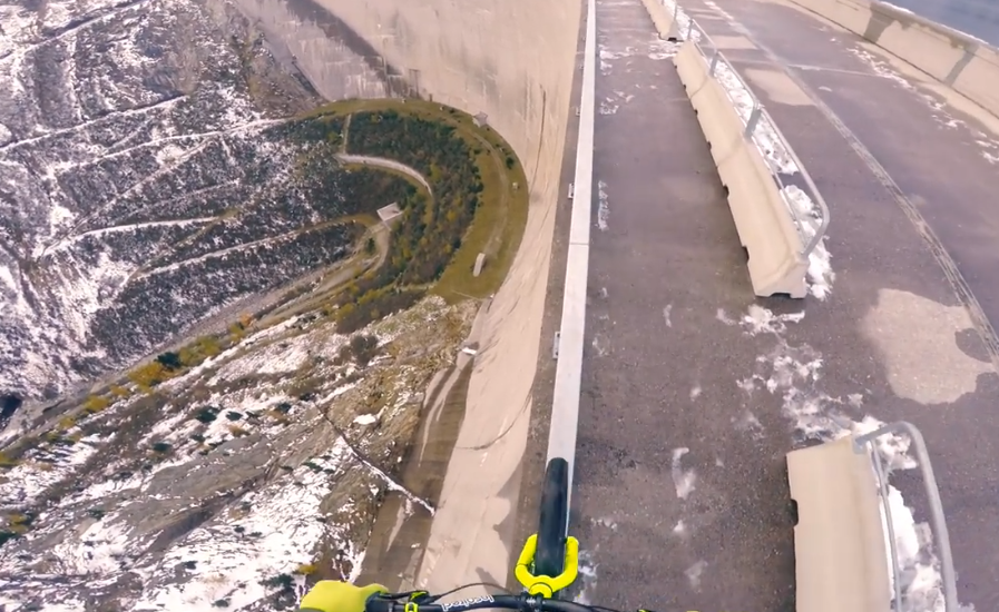 Vertigem: o ‘homem aranha’ e uma bike a 200m de altura