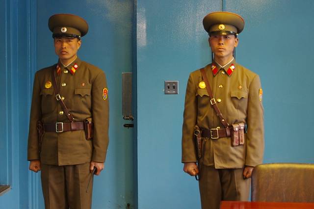 soldados-da-coreia-do-norte-na-zona-desmilitarizada-john-cant