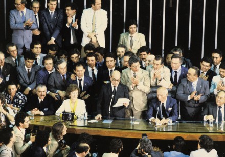 Tancredo Neves, presidente eleito, discursando após a vitória no Colégio Eleitoral, no Congresso Nacional. 14/01/1985