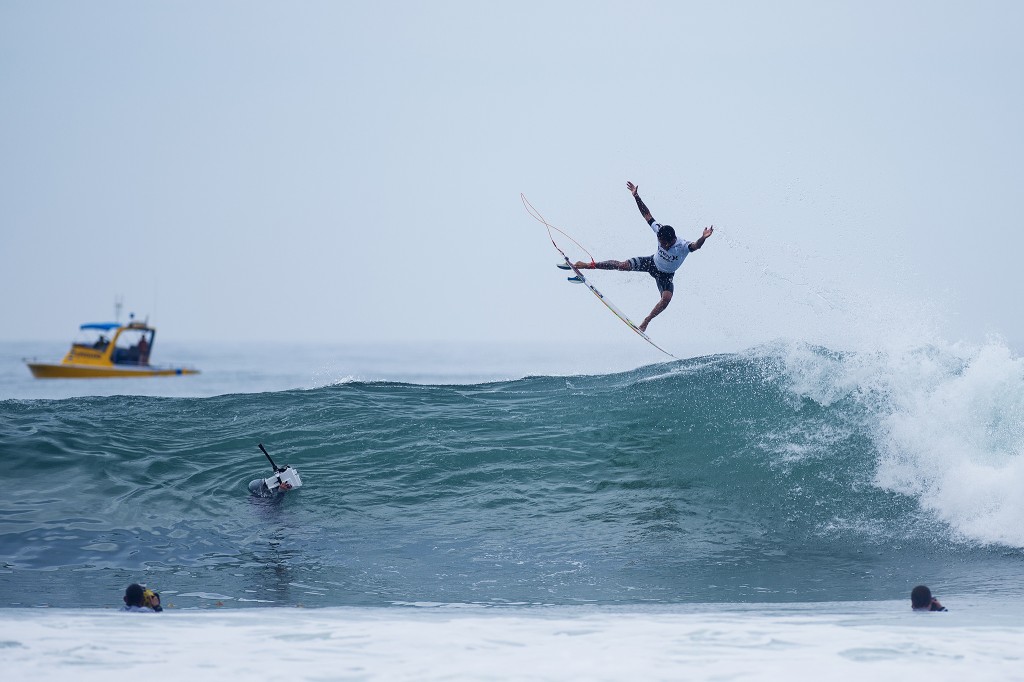 Filipe Toledo decola na rampa de Trestles (Foto: Kirstin/WSL)