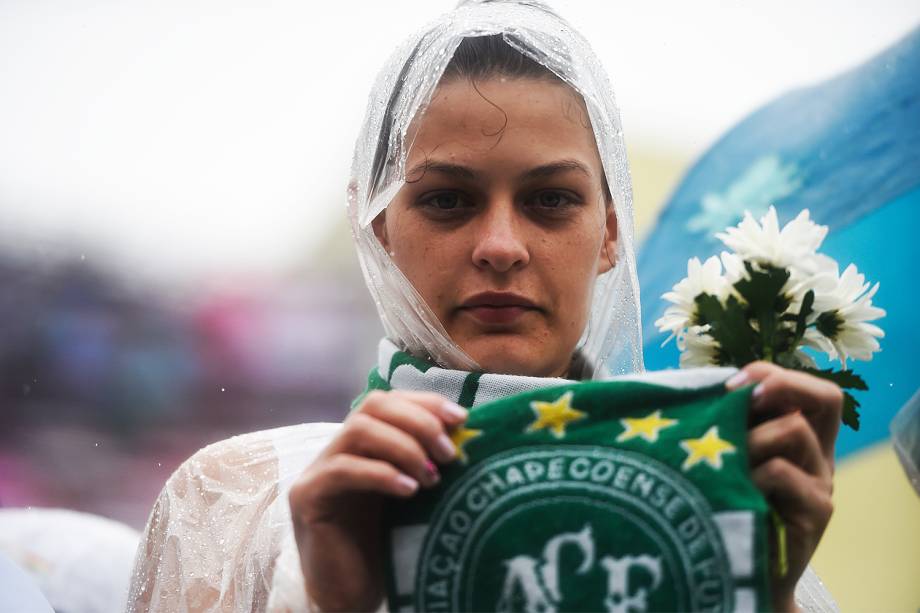 Torcedores lotam a Arena Condá para o velório das vítimas do acidente aéreo com a delegação da Chapecoense