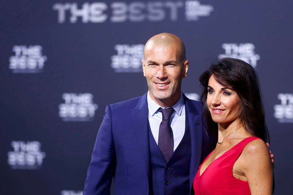 O t&eacute;cnico do Real Madrid, Zinedine Zidane com sua mulher Veronique, chega para o Pr&ecirc;mio de Melhor do Mundo da Fifa, na Su&iacute;&ccedil;a