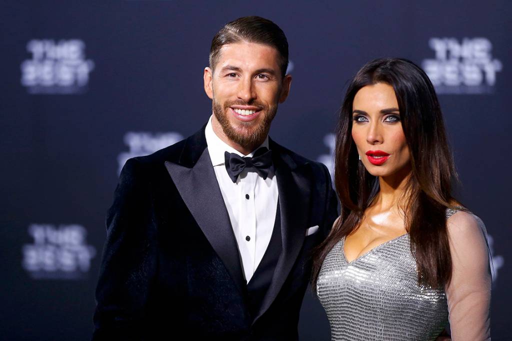O jogador do Real Madrid, S&eacute;rgio Ramos com sua mulher Pilar Rubio, chega para o Pr&ecirc;mio de Melhor do Mundo da Fifa, na Su&iacute;&ccedil;a