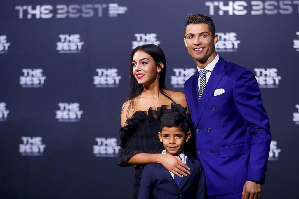 O jogador do Real Madrid, Cristiano Ronaldo com seu filho e sua nova namorada Georgina Rodr&iacute;guez, chega para o Pr&ecirc;mio de Melhor do Mundo da Fifa, na Su&iacute;&ccedil;a