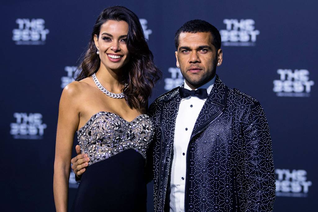 <span>O jogador Daniel&nbsp;</span><span>Alves</span><span>&nbsp;chega para o&nbsp;Pr&ecirc;mio de Melhor do Mundo da Fifa, na Su&iacute;&ccedil;a</span>