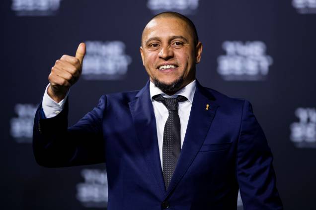 O ex-jogador Roberto Carlos chega para o Prêmio de Melhor do Mundo da Fifa, na Suíça O ex-jogador Roberto Carlos chega para o Prêmio de Melhor do Mundo da Fifa, na Suíça