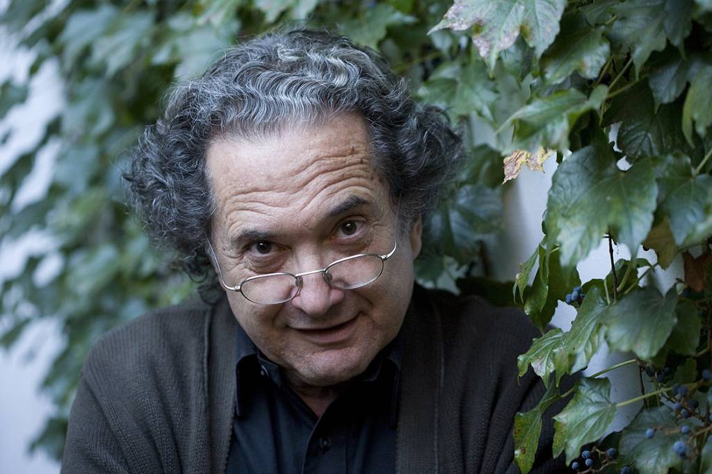 Escritor argentino Ricardo Piglia, em sua casa de Buenos Aires