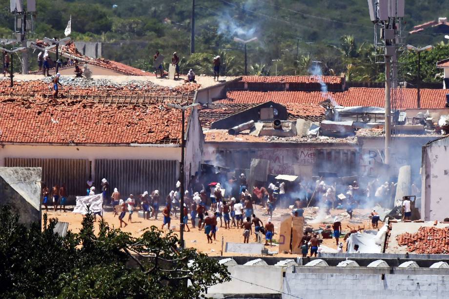 Movimentação no presídio de Alcaçuz, na cidade Nísia Floresta, durante o 6º dia de rebelião na maior penitenciária do RN - 19/01/2017