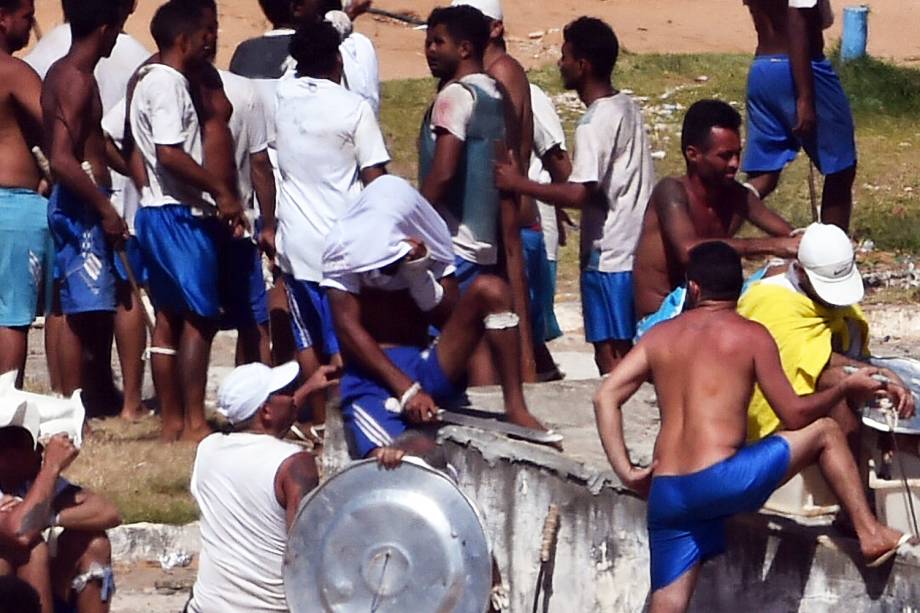 Movimentação no presídio de Alcaçuz, na cidade Nísia Floresta, durante o 6º dia de rebelião na maior penitenciária do RN - 19/01/2017