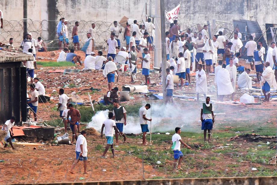 Movimentação no presidio de Alcaçuz, na cidade Nísia Floresta, durante o 5º dia de rebelião na maior penitenciária do RN, nesta quarta-feira (18)