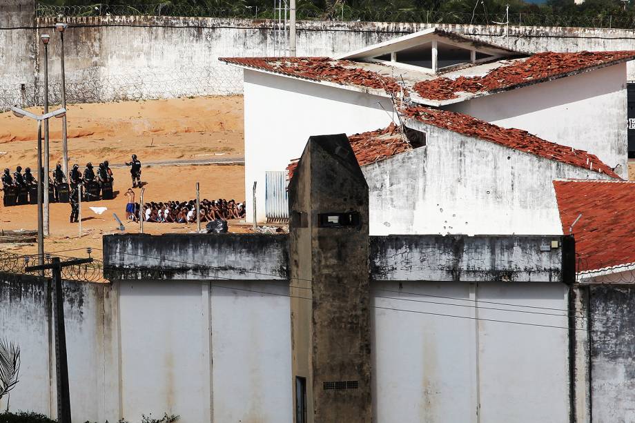 Policiais do Bope, Tropa de Choque e o Grupo de Operações Especiais (GOE) da Secretaria de Justiça (Sejuc) iniciam uma intervenção na Penitenciária Estadual de Alcaçuz, em Nísia Floresta (RN) - 24/01/2017