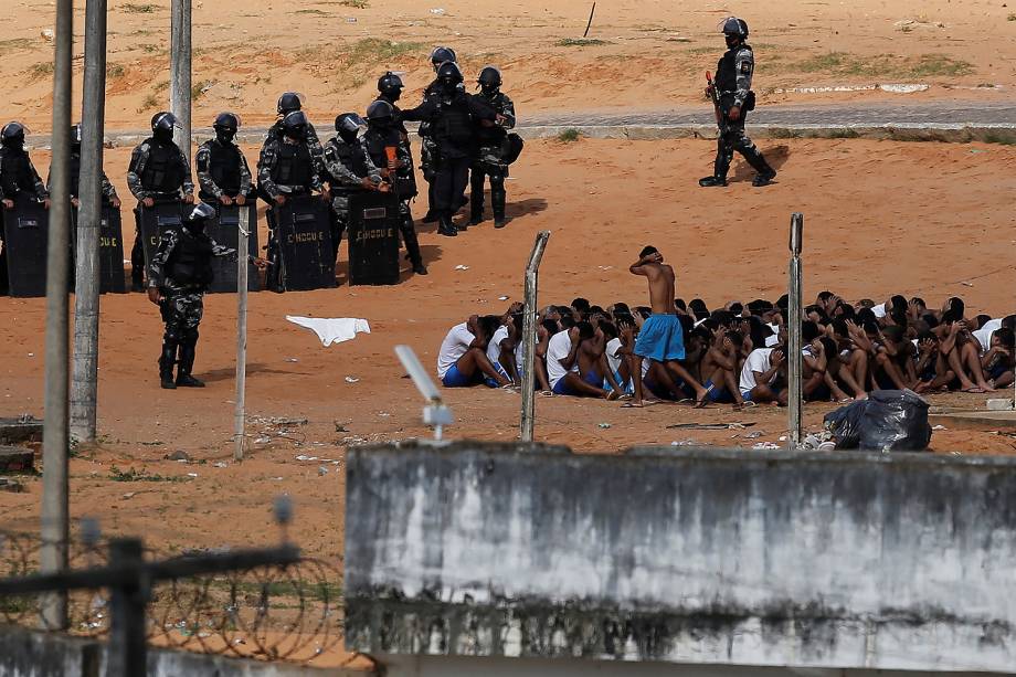 Policiais do Bope, Tropa de Choque e o Grupo de Operações Especiais (GOE) da Secretaria de Justiça (Sejuc) iniciam uma intervenção na Penitenciária Estadual de Alcaçuz, em Nísia Floresta (RN) - 24/01/2017