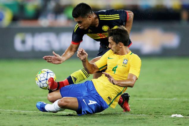Disputa de bola durante o amistoso entre Brasil e Colômbia, em apoio às vítimas da tragédia do voo da Chapecoense, no Rio Disputa de bola durante o amistoso entre Brasil e Colômbia, em apoio às vítimas da tragédia do voo da Chapecoense, no Rio
