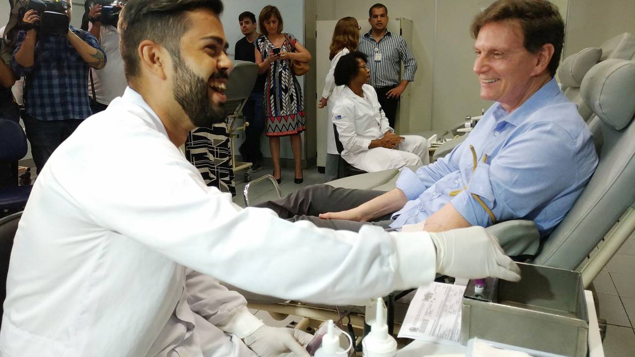 Marcelo Crivella doa sangue no Rio de Janeiro