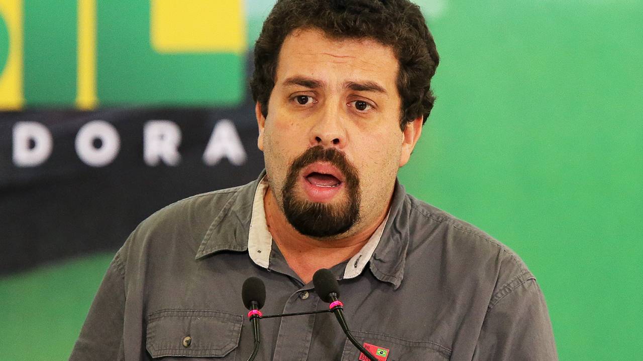 O coordenador nacional do Movimento dos Trabalhadores Sem Teto, Guilherme Boulos, participa de cerimônia de contratação simultânea de 25 mil unidades habitacionais do Programa Minha Casa, Minha Vida, em Brasília (DF) - 06/05/2016