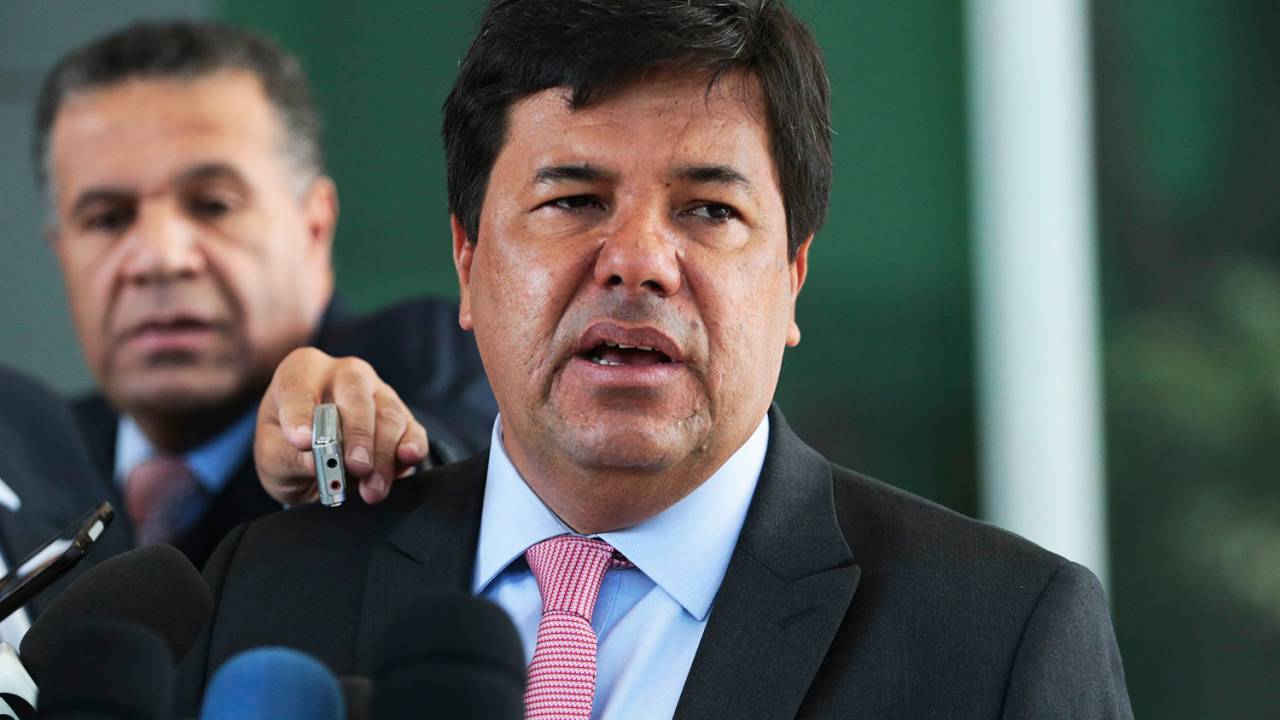 O ministro da Educação, Mendonça Filho, fala com jornalistas após encontro com a presidente do Supremo Tribunal Federal, Cármen Lúcia - 12/01/2017