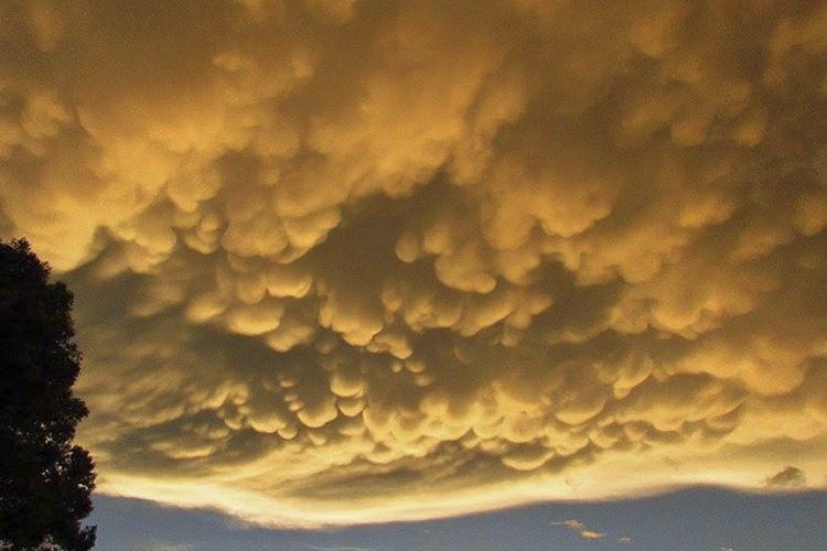 Nuvem Mammatus é vista no bairro de Santa Felicidade, em Curitiba (PR) - 18/01/2017