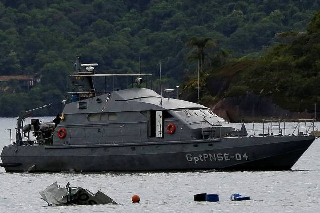 Equipes fazem buscas após acidente aéreo de avião prefixo PR-SOM, modelo Hawker Beechcraft King Air C90, em Paraty, no litoral sul do Rio, na manhã desta sexta-feira (20). O ministro do STF Teori Zavascki, relator da Lava Jato, morreu no acidente. Equipes fazem buscas após acidente aéreo de avião prefixo PR-SOM, modelo Hawker Beechcraft King Air C90, em Paraty, no litoral sul do Rio, na manhã desta sexta-feira (20). O ministro do STF Teori Zavascki, relator da Lava Jato, morreu no acidente.