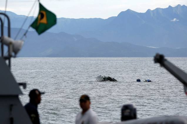Equipes fazem buscas após acidente aéreo de avião prefixo PR-SOM, modelo Hawker Beechcraft King Air C90, em Paraty, no litoral sul do Rio, na manhã desta sexta-feira (20). O ministro do STF Teori Zavascki, relator da Lava Jato, morreu no acidente. Equipes fazem buscas após acidente aéreo de avião prefixo PR-SOM, modelo Hawker Beechcraft King Air C90, em Paraty, no litoral sul do Rio, na manhã desta sexta-feira (20). O ministro do STF Teori Zavascki, relator da Lava Jato, morreu no acidente.