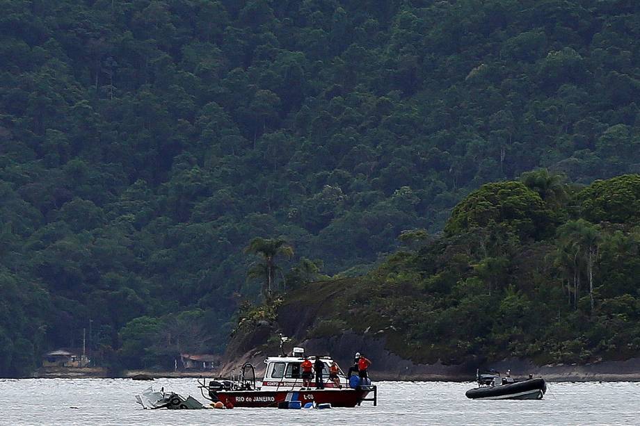 Equipes fazem buscas após acidente aéreo de avião prefixo PR-SOM, modelo Hawker Beechcraft King Air C90, em Paraty, no litoral sul do Rio, na manhã desta sexta-feira (20). O ministro do STF Teori Zavascki, relator da Lava Jato, morreu no acidente.