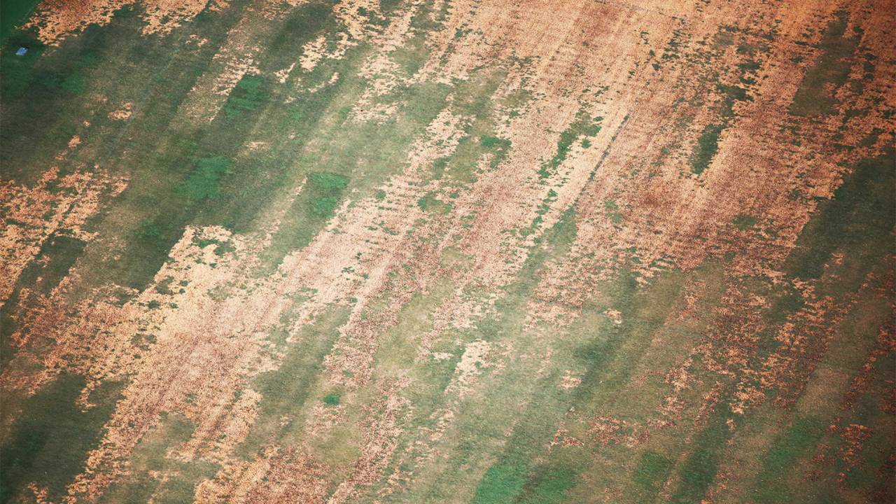 Vista aérea do Estádio do Maracanã mostra falta de assentos e a grama com buracos - 12/01/2017