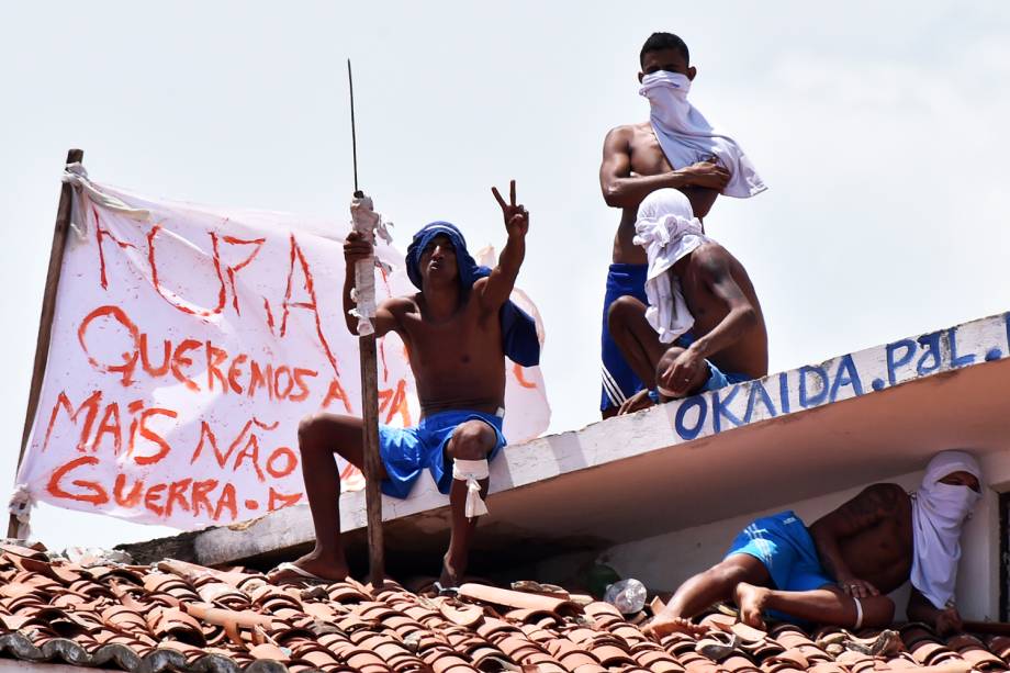 Presos são vistos no telhado da Penitenciária Estadual de Alcaçuz, na cidade de Nísia Floresta (RN) - 17/01/2017