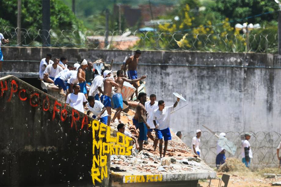 Presos da Penitenciária Estadual de Alcaçuz, em Nísia Floresta (RN), entram em batalha campal no sexto dia de rebelião - 19/01/2017