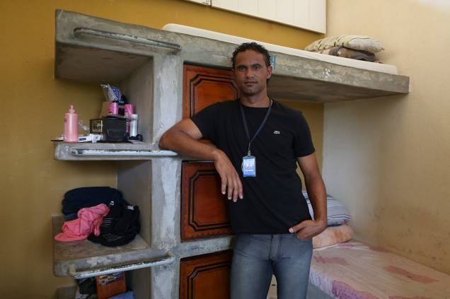 Bruno em sua cela: todos os detentos possuem armários para guardar seus objetos pessoais - Foto: Sérgio Dutti Bruno em sua cela: todos os detentos possuem armários para guardar seus objetos pessoais - Foto: Sérgio Dutti