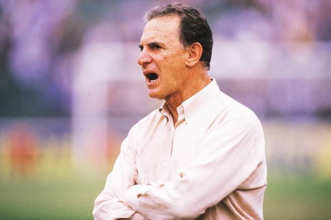 Carlos Alberto Silva, técnico do Guarani.