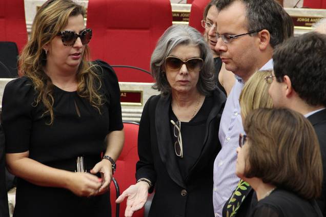 Presidente do STF, ministra Carmem Lúcia, fala com familiares do ministro Teori Zavascki, durante o velório do ministro, em Porto Alegre Presidente do STF, ministra Carmem Lúcia, fala com familiares do ministro Teori Zavascki, durante o velório do ministro, em Porto Alegre