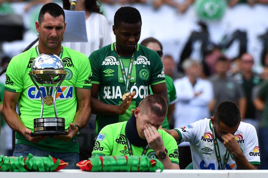 Alan Ruschel e Jackson Follmann, sobreviventes na tragédia em Medellin, durante o amistoso entre Chapecoense e Palmeiras, Arena Condá em Chapecó