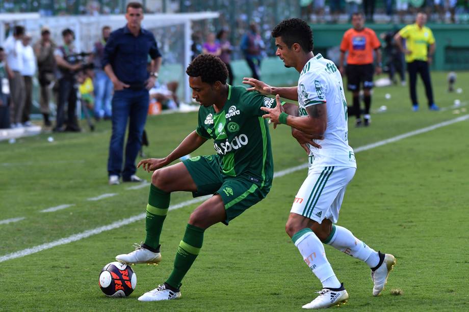 Disputa de bola durante amistoso entre Chapecoense e Palmeiras, na Arena Condá, em Chapecó