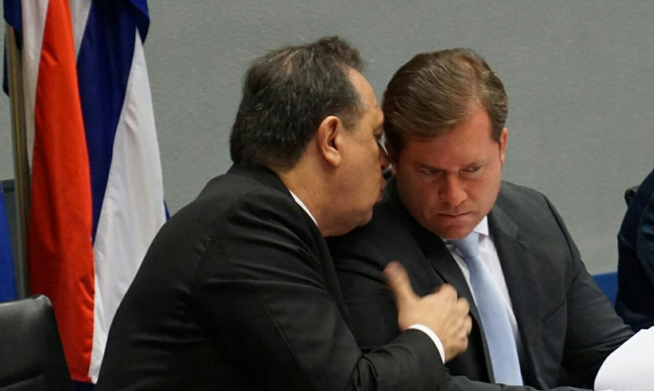 Marx Beltrão ouve sugestão de ministro argentino