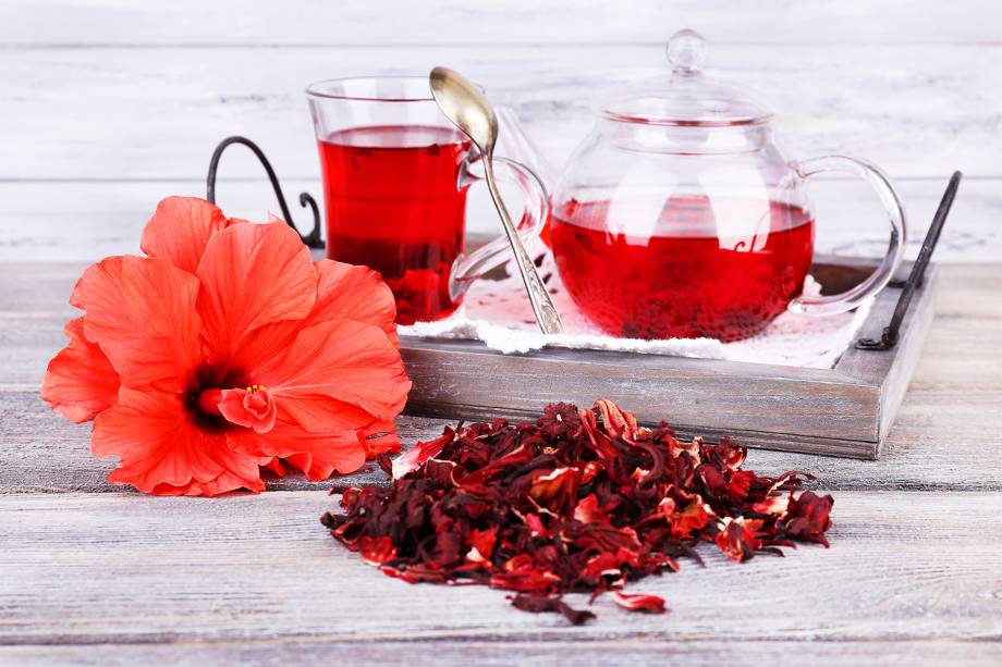 <span>Parcialmente verdade: a planta medicinal auxilia a reduzir a retenção de líquido e o inchaço de membros superiores e inferiores, o que pode influenciar na redução do peso corporal. Isso não quer dizer, porém, que o indivíduo emagreceu com o chá de hibisco. O chá reduziu apenas a retenção hídrica.</span>